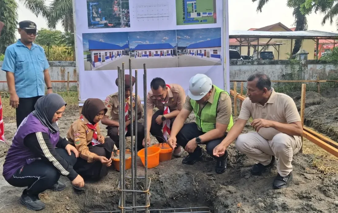 Regent Asri Ludin Tambunan Lays Groundwork for New Classrooms and Auditorium at SMPN 1 Beringin