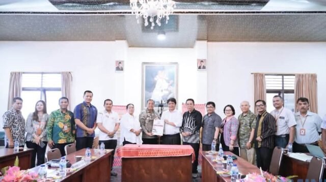 Karo Regent Hands Over Official Statement to Moderamen GBKP on RSUD Kabanjahe Asset Transfer