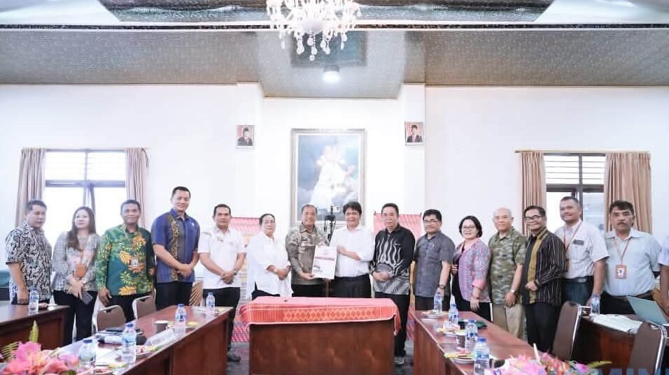 Karo Regent Hands Over Official Statement to Moderamen GBKP on RSUD Kabanjahe Asset Transfer